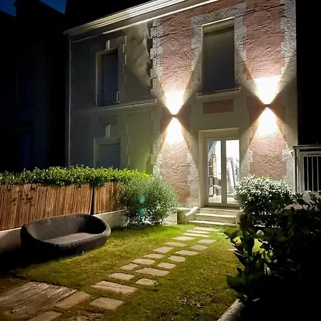 Casa de Férias Beautiful And Spacious House In Front Of The Sea Lion-sur-Mer